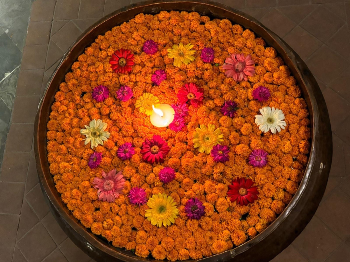 Lichtschale mit Blüten bei einer Zeremonie