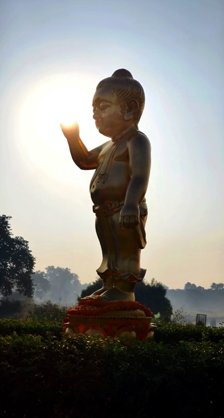 Buddha-Statue im Gegenlicht