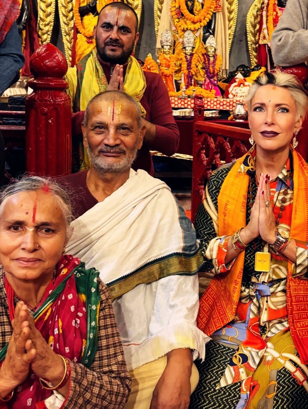 Dr. Monika Haeseler-Pastner mit Gläubigen in einem Tempel in Nepal