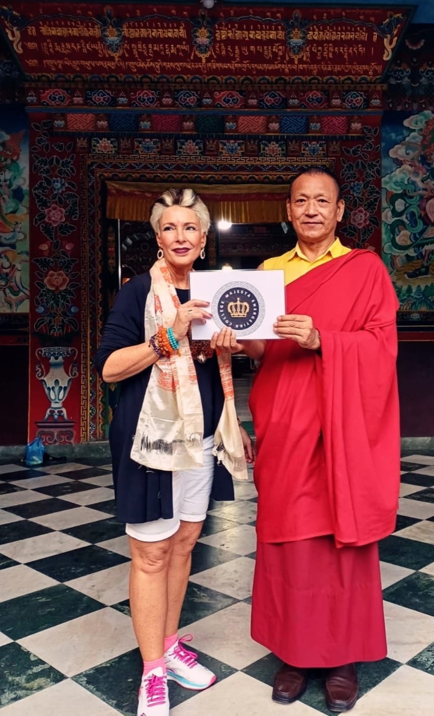 Mit einem Mönch in einem buddhistischen Kloster
