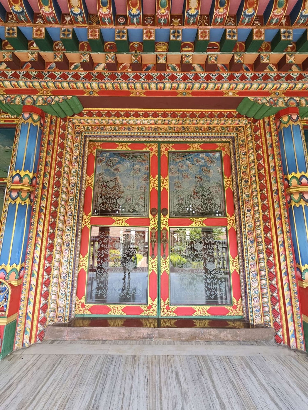 Bemaltes Tempeltor in Nepal