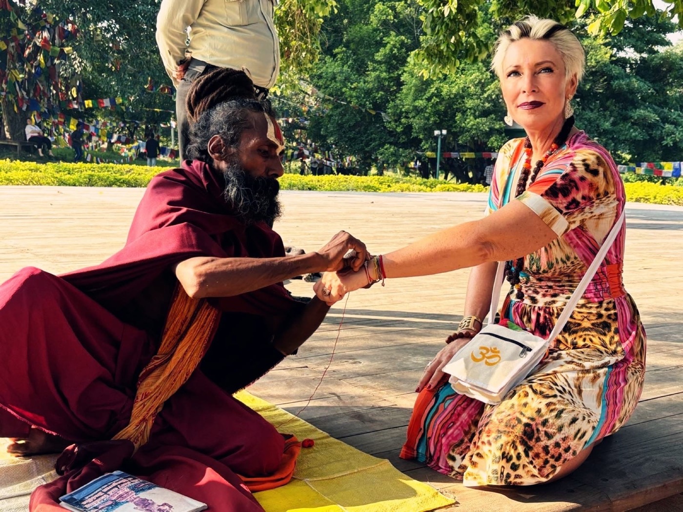 Dr. Monika Haeseler-Pastner erhält den Segen eines Sadhu in Nepal